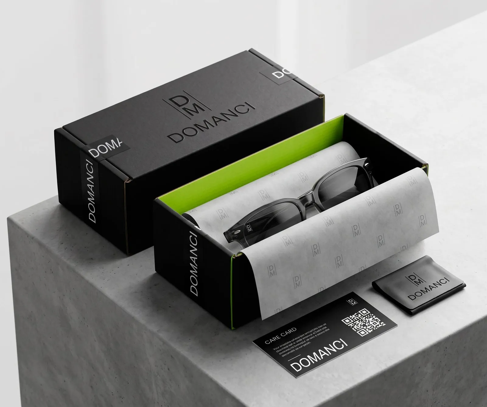 Caja de gafas de la marca Domanci con funda y tarjeta de cuidado